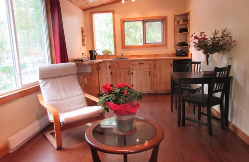 Kaslo Cottage | Cedar Cottage, a private and cozy experience