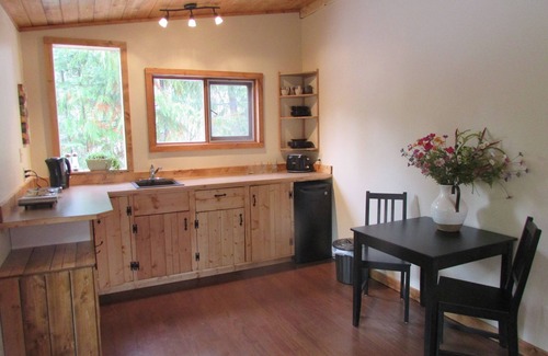 Kaslo Cottage | Cedar Cottage, a private and cozy experience