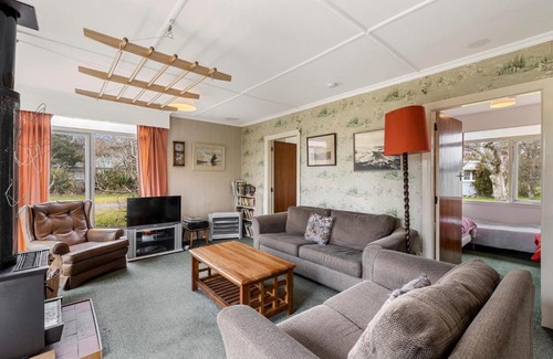 Te Rangiita House | Cedar Cottage - Tauranga Taupo Holiday Home