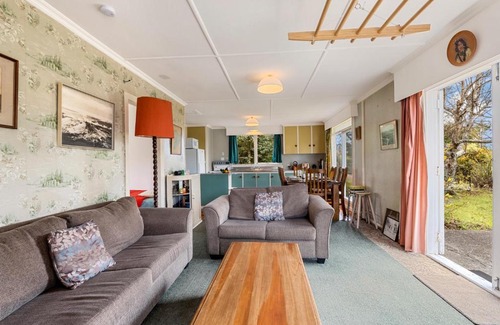 Te Rangiita House | Cedar Cottage - Tauranga Taupo Holiday Home