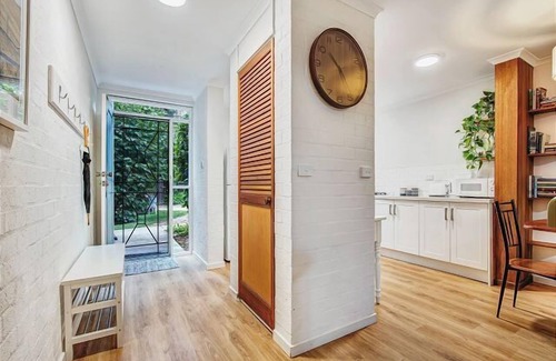 Bright Apartment | Cedar Cottage Unit 5