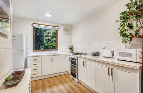 Bright Apartment | Cedar Cottage Unit 5