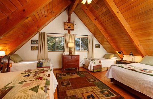 Twin Peaks Hotel | Cedar Creek Cottage - Three-Bedroom | Five Beds | 2 Full Bathrooms | Sleeps Eight