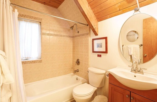 Twin Peaks Hotel | Cedar Creek Cottage - Three-Bedroom | Five Beds | 2 Full Bathrooms | Sleeps Eight