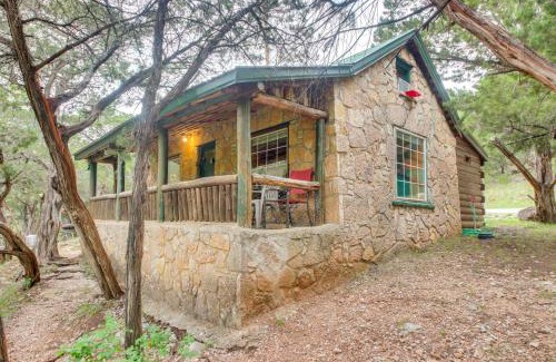 Davis Apartment | Cedar Falls Cabin 1 Near Arbuckle Mtn Trails
