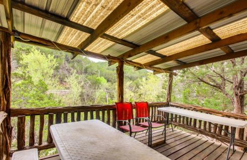 Davis Apartment | Cedar Falls Cabin 2 Family Getaway By Honey Creek
