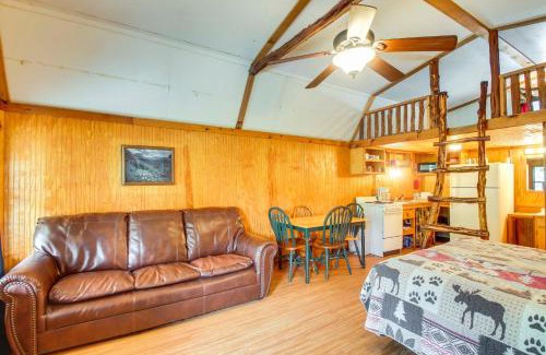 Davis Apartment | Cedar Falls Cabin 2 Family Getaway By Honey Creek