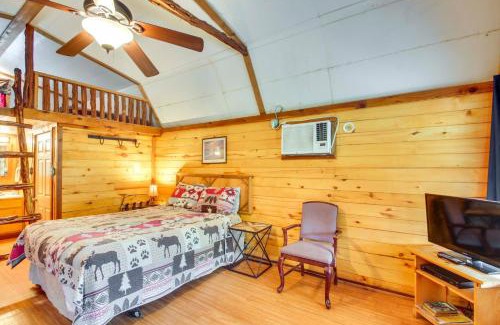 Davis Apartment | Cedar Falls Cabin 2 Family Getaway By Honey Creek