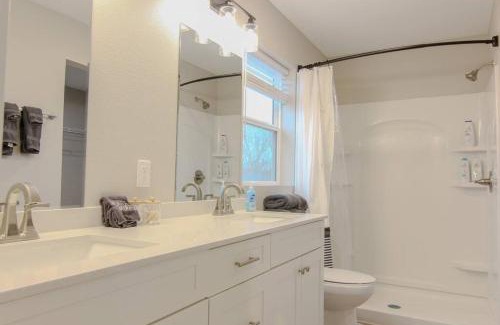 Cedar Falls Apartment | Cedar Falls Townhome - New Construction - 3 KINGS!