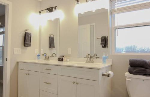 Cedar Falls Apartment | Cedar Falls Townhome - New Construction - 3 KINGS!