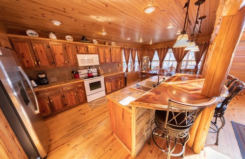 Buffalo City Cabin | Cedar Gable - Riley outfitter