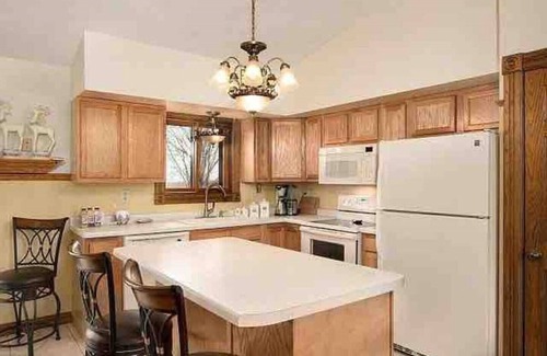 Saxon House | Cedar Hill Retreat -King Bed, 108 Acres of Privacy