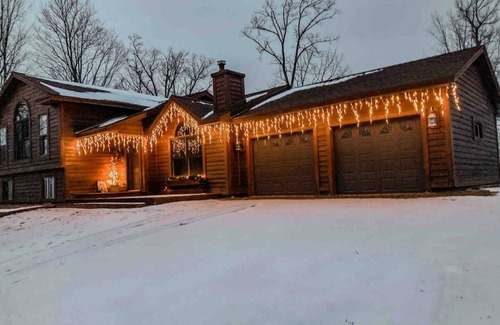 Saxon House | Cedar Hill Retreat -King Bed, 108 Acres of Privacy