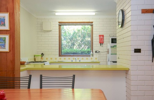 Bright Apartment | CEDAR HOLIDAY UNITS - APARTMENT 2: Bright