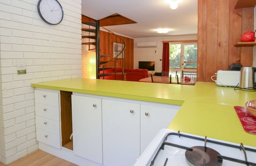 Bright Apartment | CEDAR HOLIDAY UNITS - APARTMENT 2: Bright