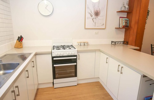 Bright Apartment | CEDAR HOLIDAY UNITS - APARTMENT 3: Bright
