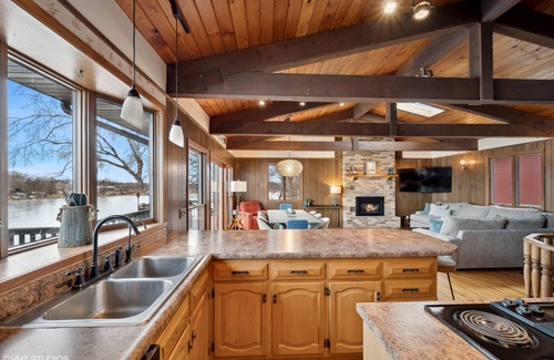 Annandale House | Cedar Lake getaway with sauna - pontoon rental!
