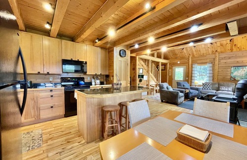 Boothbay Cabin | Cedar Lodge - Upscale Cabin on Knickerbocker Lake!