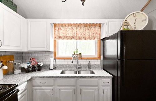 The Woods House | Cedar Loft at The Woods-Vintage Chic Cabin Retreat with Amenities Access