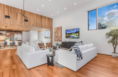 Venice House | Cedar Loft Villa - 3BR with Rooftop Views and Luxe Amenities