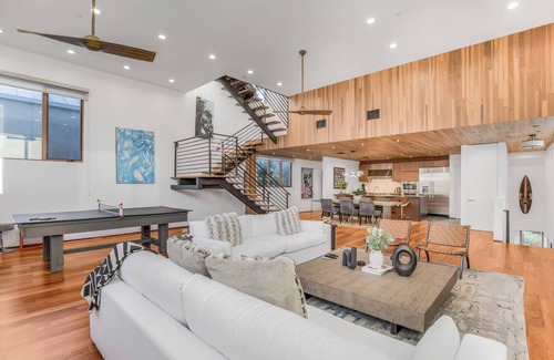 Venice House | Cedar Loft Villa - 3BR with Rooftop Views and Luxe Amenities