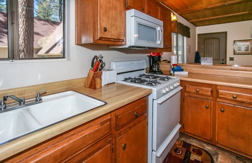 Meadowbrook Estates House | Cedar Pines - Fireplace, Deck, Barbecue, Close to Hiking Trails