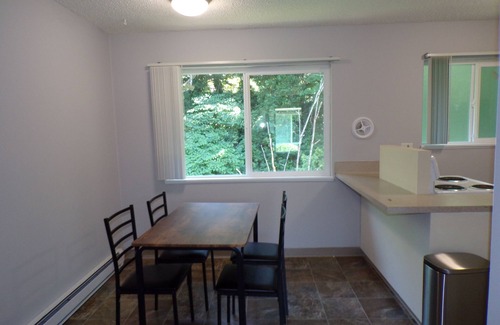 Hayhurst Apartment | Cedarbrook Apartment #16 Near Hillsdale and Multnomah Village on Fanno Creek