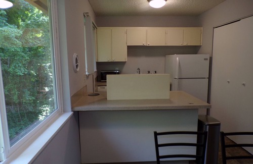 Hayhurst Apartment | Cedarbrook Apartment #16 Near Hillsdale and Multnomah Village on Fanno Creek