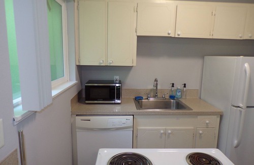 Hayhurst Apartment | Cedarbrook Apartment #16 Near Hillsdale and Multnomah Village on Fanno Creek