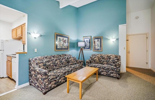 West Bridgewater Hotel | Cedarbrook Deluxe One bedroom Queen Suite with outdoor heated pool 209