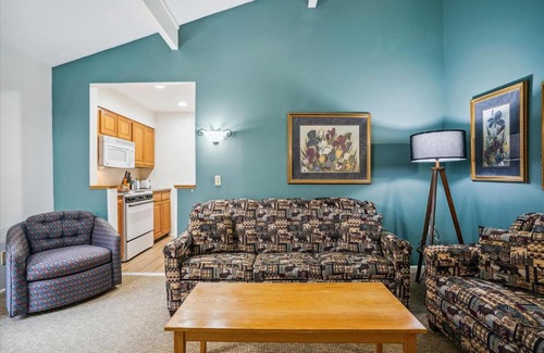 West Bridgewater Hotel | Cedarbrook Deluxe One bedroom Queen Suite with outdoor heated pool 209