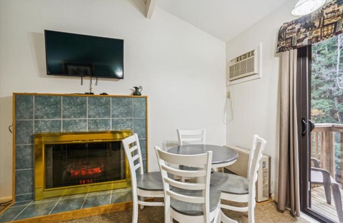 West Bridgewater Hotel | Cedarbrook Deluxe One bedroom Queen Suite with outdoor heated pool 209