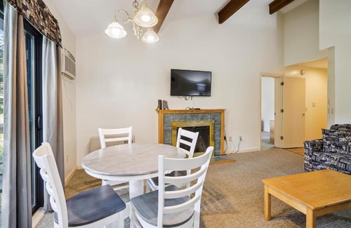 West Bridgewater Hotel | Cedarbrook Deluxe Two Bedroom Suite with outdoor heated pool 21202