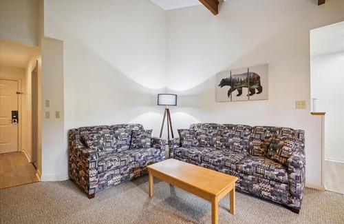 West Bridgewater Hotel | Cedarbrook Deluxe Two Bedroom Suite with outdoor heated pool 21202