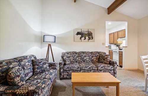 West Bridgewater Hotel | Cedarbrook Deluxe Two Bedroom Suite with outdoor heated pool 21202