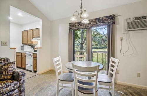 West Bridgewater Hotel | Cedarbrook Deluxe Two Bedroom Suite with outdoor heated pool 21202