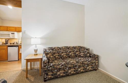 West Bridgewater Hotel | Cedarbrook Queen Studio 210