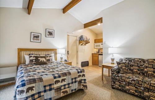 West Bridgewater Hotel | Cedarbrook Queen Studio 207