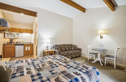 West Bridgewater Hotel | Cedarbrook Queen Studio 207