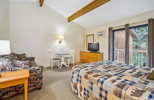 West Bridgewater Hotel | Cedarbrook Queen Studio 207
