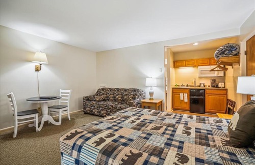 West Bridgewater Hotel | Cedarbrook Queen Studio 107