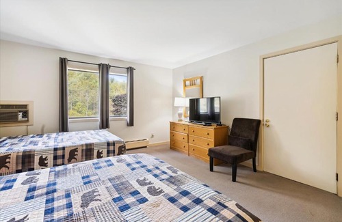 West Bridgewater Hotel | Cedarbrook Two Double bed Hotel Room with outdoor heated pool 216