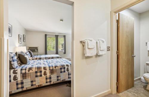 West Bridgewater Hotel | Cedarbrook Two Double bed Hotel Room with outdoor heated pool 216