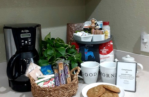 Cedarburg Apartment | Cedarburg 2 partment sleeps 1-6 guests in prime location on Washington Ave