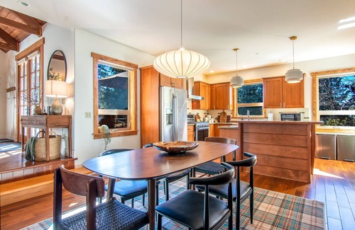 Fern Valley House | CedarMoon: modern retreat - near town + trails