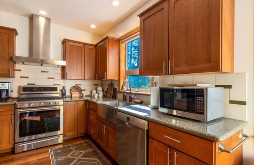Fern Valley House | CedarMoon: modern retreat - near town + trails