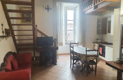 Tropea Apartment | Celine, centre, 5 min walk beach, 10min walk trainstation in palazzo 1700.