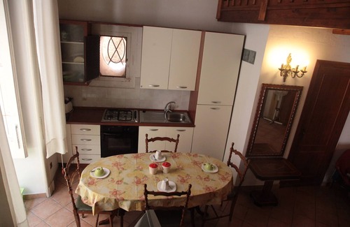 Tropea Apartment | Celine, centre, 5 min walk beach, 10min walk trainstation in palazzo 1700.