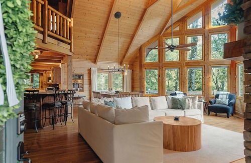 Smithville Ski Chalet | Center Hill Lake Cabin with Hot Tub & Lake Access