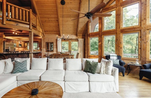 Smithville Ski Chalet | Center Hill Lake Cabin with Hot Tub & Lake Access